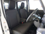 【清潔感のある運転席&助手席】隅々までクリーニングの行き届いた運転席&助手席。目立ったシミや汚れ等もございません。快適なドライブをどうぞ。