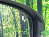 【ブラインドスポットインフォメーション】走行中、ドアミラーの死角になりやすい箇所に後続車が接近するとサイドミラー付近に警告を表示、ドライバーに注意喚起をしてくれます。