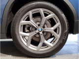 BMWの純正アロイホイールは軽量かつ強度にも優れているホイールで走行性能を引き上げる設計になっております。足元にもBMWは妥協がなくこだわっている個所になります。