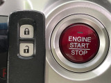 【Hondaスマートキー】カバンやポケットに入れたままでもドアの施錠・解錠が可能なスマートキーを装備。エンジンのオン・オフ時もカギを取り出す必要が無いからとっても便利です♪
