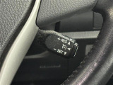 【クルーズコントロール】アクセルを踏み込まなくても設定した速度を保ち走行し続けることができる便利な機能です。ロングドライブになりがちな高速道路や有料道路で、その真価を発揮いたします。