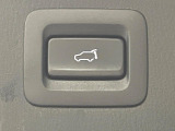 【パワーバックドア】スマートキーや運転席のボタンを押すだけでリアゲートが自動で開閉します!荷物を持っている時や、高い位置にあるバックドアを閉める際に便利な機能です♪