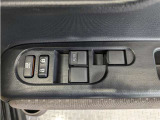 パワーウィンドウのスイッチですよ。 運転席に居ながら窓を開け閉めのコントロールできますよ。 ロック機能で、子供がイタズラして窓を開けるという事も無くなりますよ。