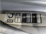 パワーウィンドウのスイッチですよ。 運転席に居ながら窓を開け閉めのコントロールできますよ。 ロック機能で、子供がイタズラして窓を開けるという事も無くなりますよ。