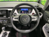 インテリアに合わせたデザインのステアリングは、運転される方のことも考え、運転しやすい形状、大きさです。是非一度、実際に触ってお確かめください。