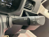 【オートライト】 周囲の明るさに応じて、ヘッドランプを自動的に点灯・消灯してくれるので、とても便利です