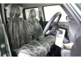 フロントベンチシートだから運転席足元もゆったり、広々快適です♪