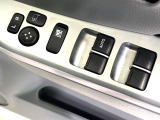 【電動格納ミラー】サイドミラーは電動格納式となっており、狭い駐車場でもキズがつくリスクを抑えられます。