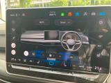 【3ゾーンフルオートエアコンディショナー】運転席助手席後席の3つのゾーンで温度などを独立して設定可能。内気とウインドーガラスの温度差や室内の湿度をモニターすることでフロントウインドウの曇り軽減