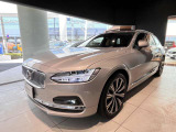 対向車や先行車を検知した場合、それらの車両のドライバーを眩惑する照射光の大部分を自動的にカットするため、常にハイビームのままで走行可能です