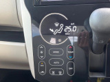 【オートエアコン】一度お好みの温度に設定すれば、車内の温度を検知し風量や温度を自動で調整。暑い…寒い…と何度もスイッチ操作をする必要はありません。快適な車内空間には必須の機能ですね♪