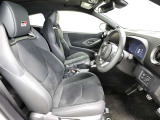 ゆったり室内で運転もしやすいです♪使い勝手の良い配置も考えられています!!