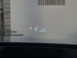 【ヘッドアップディスプレイ】フロントウィンドウに車速やナビゲーションの情報を投影するヘッドアップディスプレイ装備。視点移動が少なくなり、ドライバーの目の疲労の軽減に配慮しています。