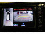前後左右のカメラの映像を合成し、車を上から見たような視点のパノラミックビューモニター。後方の死角だけでなく左右や前方の障害物の発見もしやすくなります。
