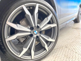 ●純正アルミホイール:輸入車ならではの卓越した走りを支えるホイールと足回りです!日本車の走りに慣れている方にもぜひ体感して頂きたいほど、高いレベルでまとまっています!