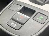 【電動パーキングブレーキ】パーキングブレーキは便利な電動式!ボタン一つで操作でき、アクセルを踏めば自動で解除されます