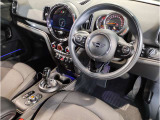 MINIの内装はとにかく『円』に拘ったデザインコンセプトが一目で伝わってきます。これほど円形に拘った車は他に御座いません。伝統のデザイン、トグルスイッチなど遊び心のある内装で御座います。