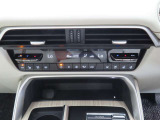 運転席と助手席それぞれで温度調整が可能なオートエアコンに加え、ステアリングヒーターと前二席分のシートヒーターが車内を快適に保ちます。