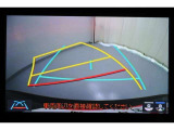 バックガイドモニター装備。 ディスプレイに後方の視界を表示し、車庫入れをサポート。