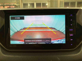 【バックカメラ】 駐車時に車両後方の様子を見ることができるので、運転の不安を軽くします