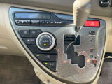オートエアコン・好みの温度に設定すれば車内の温度を検知し、風量や温度を自動で調整!快適な車内空間には必須機能です。