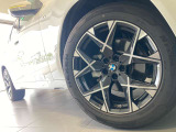BMWの純正アロイホイールは軽量かつ強度にも優れているホイールで走行性能を引き上げる設計になっております。足元にもBMWは妥協がなくこだわっている個所になります。
