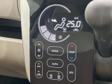 【オートエアコン】一度お好みの温度に設定すれば、車内の温度を検知し風量や温度を自動で調整。暑い…寒い…と何度もスイッチ操作をする必要はありません。快適な車内空間には必須の機能ですね♪