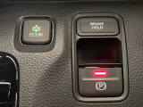 【電動パーキングブレーキ】パーキングブレーキは便利な電動式!ボタン一つで操作でき、アクセルを踏めば自動で解除されます♪レバーやペダルが無いので運転席廻りもすっきりしますね♪