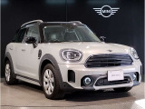 MINIのフロントグリルのデザインはイギリスで生まれた当初から、シルバーのサイドバーが折り重なった伝統的なデザインで御座います。その伝統はBMWのお車になってからでも少しずつ形を変えて守られております