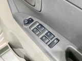 【電動格納ミラー】サイドミラーは電動格納式となっており、狭い駐車場でもキズがつくリスクを抑えられます。
