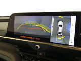 【全周囲モニター】車を上空から見下ろしたような映像をカーナビ画面に映し出し、車庫入れや縦列駐車をサポートしてくれます。