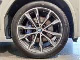 BMWの純正アロイホイールは軽量かつ強度にも優れているホイールで走行性能を引き上げる設計になっております。足元にもBMWは妥協がなくこだわっている個所になります。