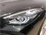 【LEDヘッドライト】先進のLEDテクノロジーを採用。放射される白色光の周波特性は太陽光に近く、バイキセノン・ヘッドライトを上回るコントラストで更に明るく輝きます!