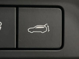 【パワーバックドア】スマートキーや運転席のボタンを押すだけでリアゲートが自動で開閉します!荷物を持っている時や、高い位置にあるバックドアを閉める際に便利な機能です♪