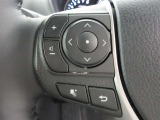 ステアリングスイッチ付き。前方から目を離すことなく操作することが可能なのでわき見運転の防止に!