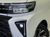 【LEDヘッドライト】悪天候や夜間走行時も良好な視界を確保し安心して運転できる高輝度LEDヘッドライトを装備!点灯速度が早く、消費電力も抑えられています。