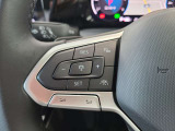 ハンドル左側:ACCアダプティブクルーズコントロールをこのボタンのみで行うことができます。運転中でもハンドル内にあることで視線の動き幅を抑えられ安全性を高めています。