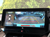 【パノラミックビューモニター】専用のカメラにより、上から見下ろしたような視点で360度クルマの周囲を確認することができます☆死角部分も確認しやすく、狭い場所での切り返しや駐車もスムーズに行えます。