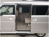 スライドドアの良いところは、乗り降りしやすく、隣の車両にドアをぶつける心配がないことですよね。両側電動スライドドアですから、運転席から開け閉めが操作できますよ。