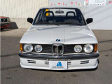 E30型からは全グレードに4灯式ヘッドライトが搭載!!