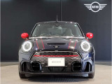MINIのボンネットはヘッドライト部分に穴が開いている特徴的なもので御座います。MINIの伝統やこだわりがこういったところにも表れております。
