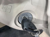 【キーレス】少し離れた場所からでもボタン一つでドアの開錠・施錠ができるのでとっても便利!ドアの鍵穴周りに傷をつけることもありません♪
