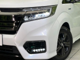 【LEDヘッドライト】悪天候や夜間走行時も良好な視界を確保し安心して運転できる高輝度LEDヘッドライトを装備!点灯速度が早く、消費電力も抑えられています。