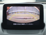 カラーで後方映像をモニターに映し出してくれるので、ショッピングモールのような狭い駐車場であったとしても障害物を見つけ、楽々駐車することができますね。