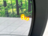 【ブラインドスポットモニター】走行中、ドアミラーの死角になりやすい箇所に後続車が接近するとサイドミラー付近に警告を表示、ドライバーに注意喚起をしてくれます。