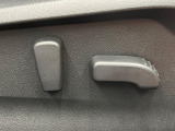 【パワーシート】スイッチ一つで簡単にシートの微調整が可能!電動だから力もいりません!自分に最適なシートポジションにセットして、快適なドライブをお楽しみください。