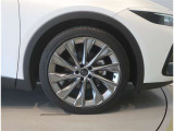 純正のアルミホイール装着車です。タイヤサイズは225/45R21です。