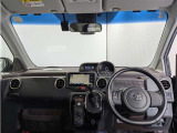 運転席から見たインパネ周りです。シートからはメーターはもちろん、広く周りを見渡せるフロントウィンド&インパネはリラックスして運転に集中することが出来ます!