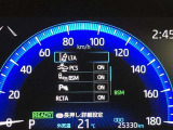 《レーントレーシングアシスト[LTA]》道路上の白線(黄線)を単眼カメラで認識。車線逸脱の可能性がある場合はブザー&ディスプレイ表示で警告、ステアリング操作の一部を支援!機能の詳細はお尋ねください。