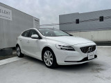 V40標準装備となった歩行者エアバッグ。歩行者と接触するとボンネットの後方が跳ね上がり、雨どいの切りかき部分からフロントウィンドウ方向にエアバッグがとび出し、歩行者の頭部を保護する